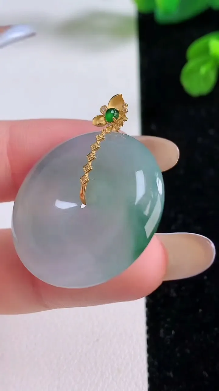 天然A货翡翠平安扣吊坠，尺寸28.2-5.7，重量:9.72g
11月17日