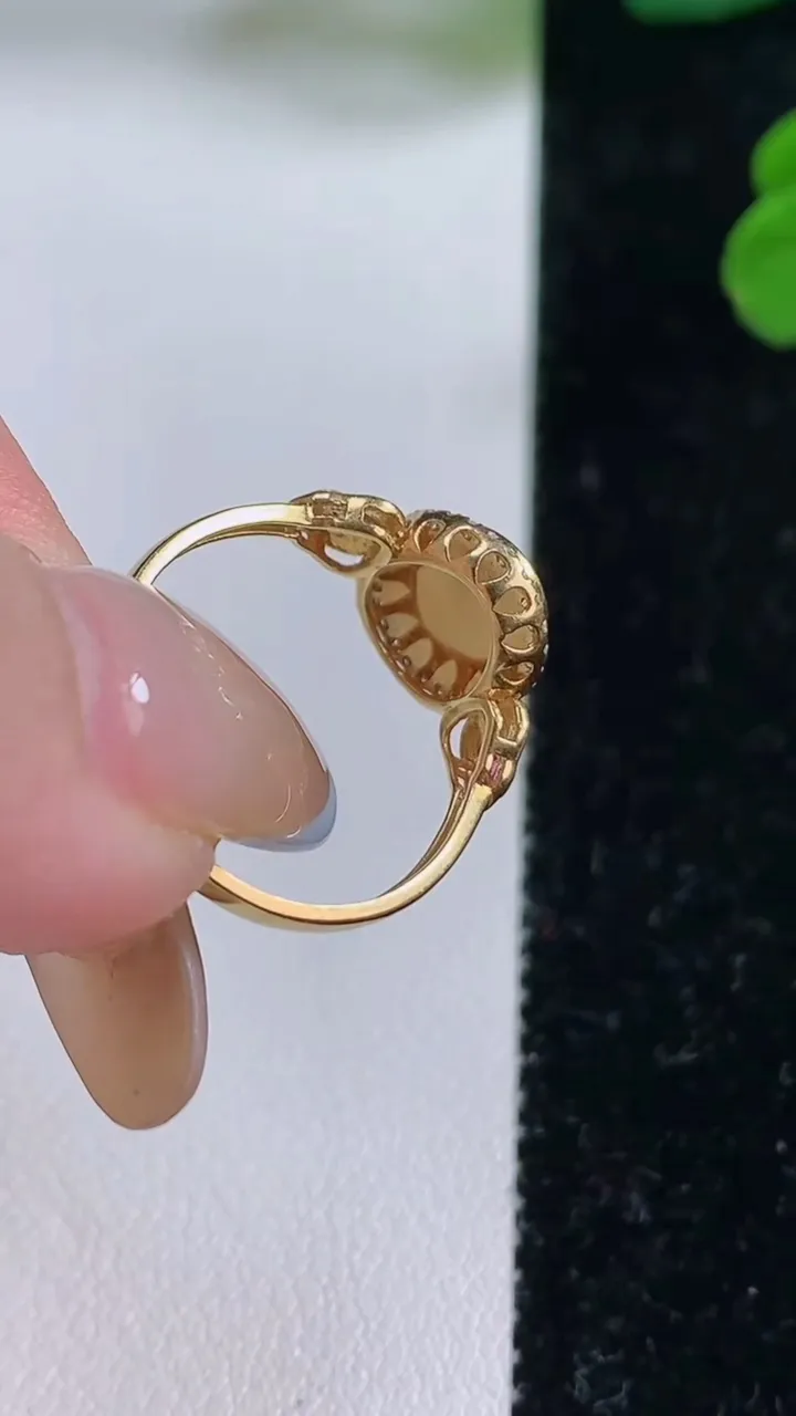 天然A货翡翠蛋面戒指，尺寸17.5-7.6-6，重量:2.50g2025年11月17日
工厂直销收藏佳品,种好水足，色泽均匀，有种有色，上手高大气！