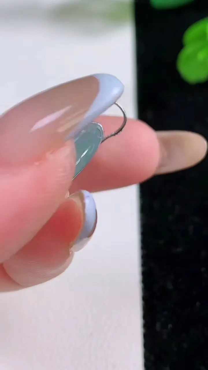 天然A货翡翠母子平安扣吊坠，尺寸23.8-3.9，重量:5.28g
11月17日