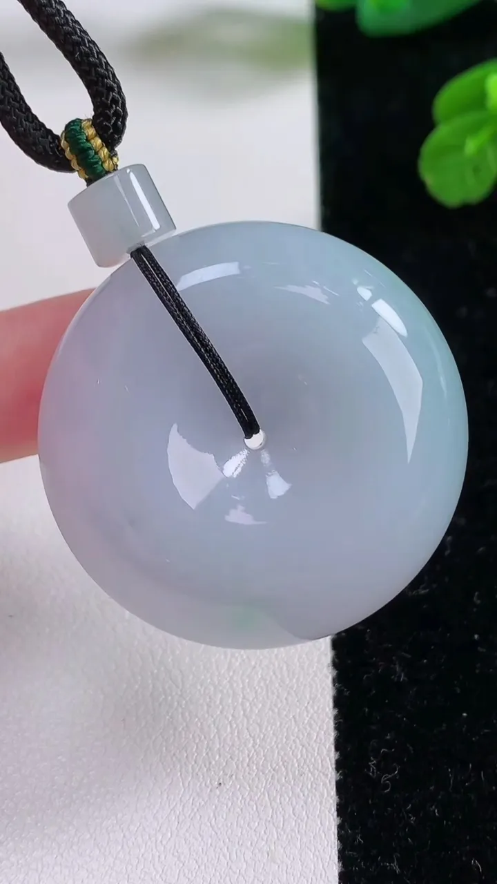 天然A货翡翠平安扣吊坠，尺寸36.2-12.4，重量:37.27g
11月17日