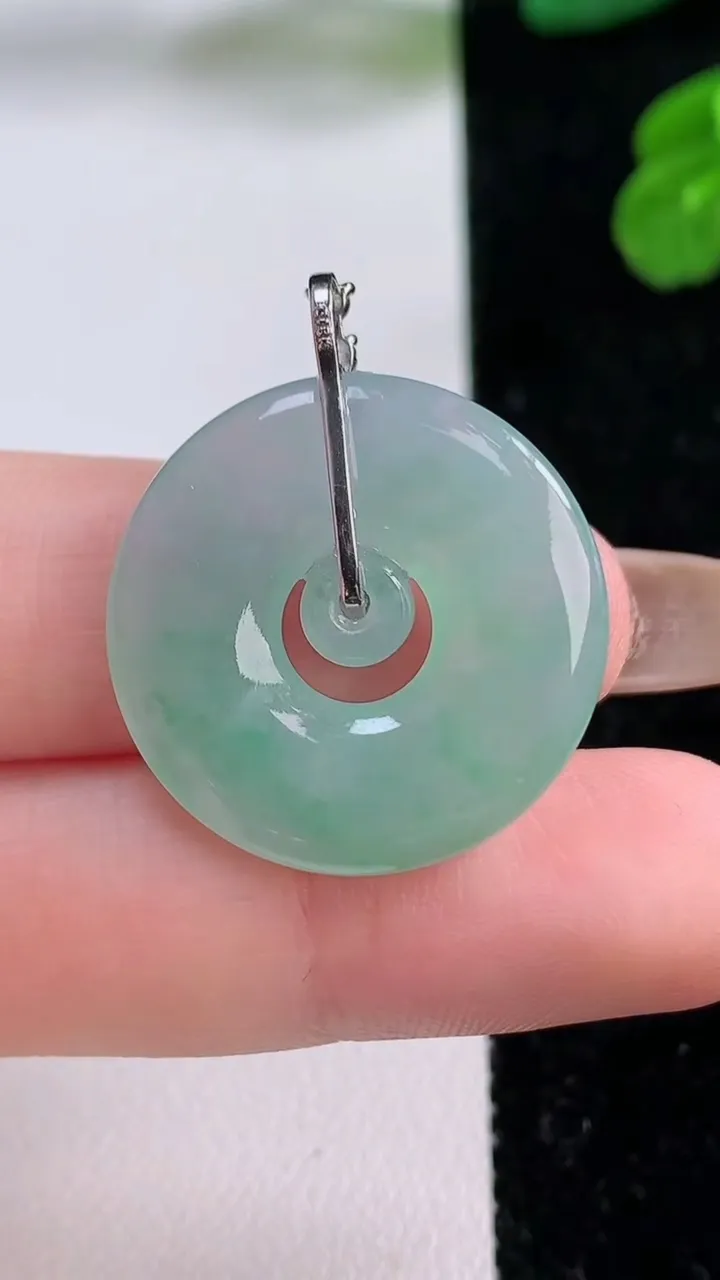 天然A货翡翠母子平安扣吊坠，尺寸23.8-3.9，重量:5.28g
11月17日