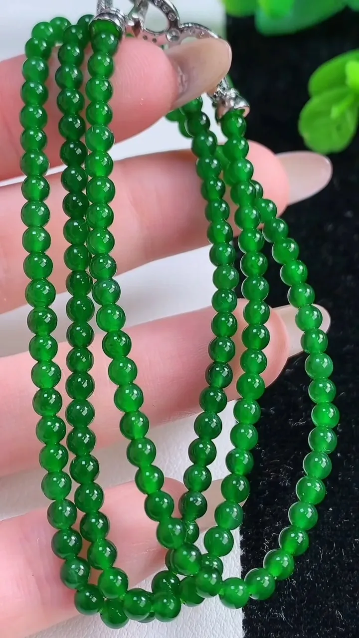 天然A货翡翠小米珠项链，尺寸3.4-148颗，重量:12.07g11月17日
工厂直销收藏佳品,种好水足，色泽均匀，有种有色，上手高大气！