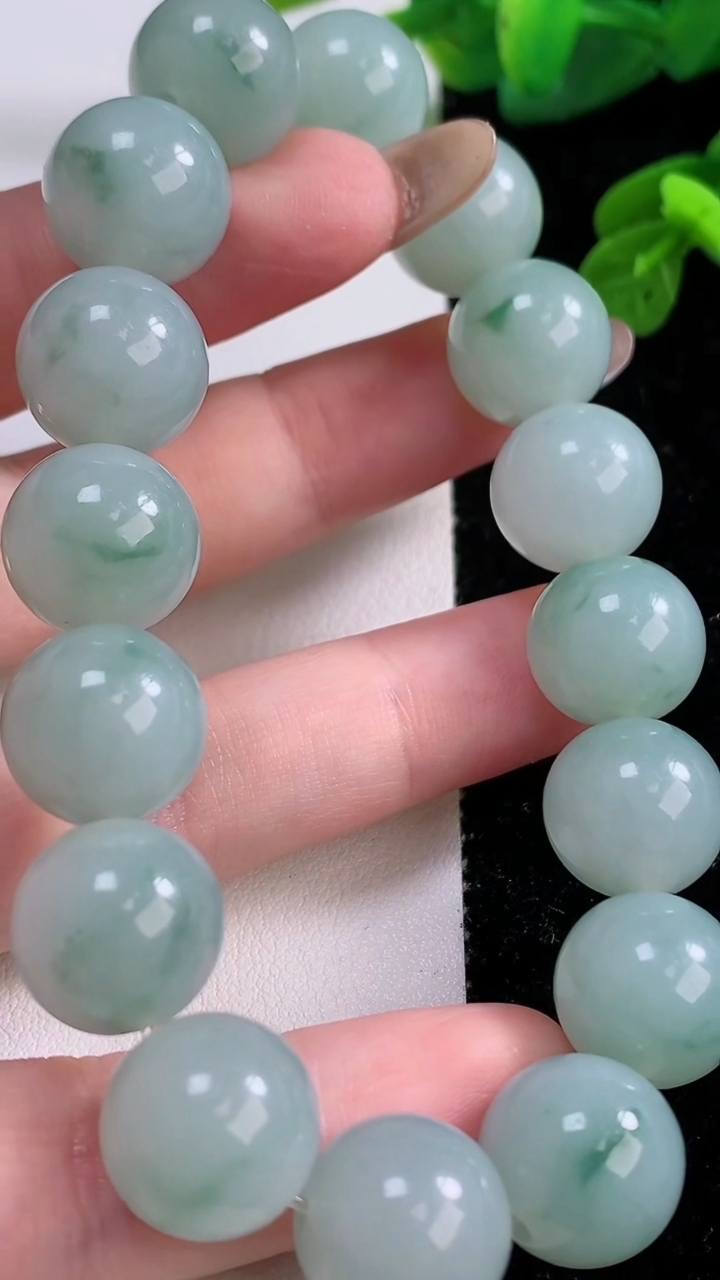 天然A货翡翠飘花圆珠手串，尺寸13-16颗，重量:62.36g11月17日
工厂直销收藏佳品,种好水足，色泽均匀，有种有色，上手高大气！