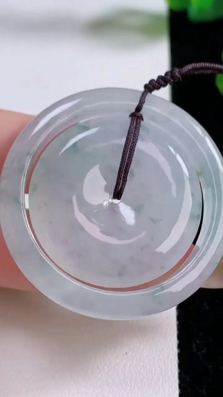 天然A货翡翠飘花母子平安扣吊坠，尺寸44.4-5.7，重量:24.08g
11月17日