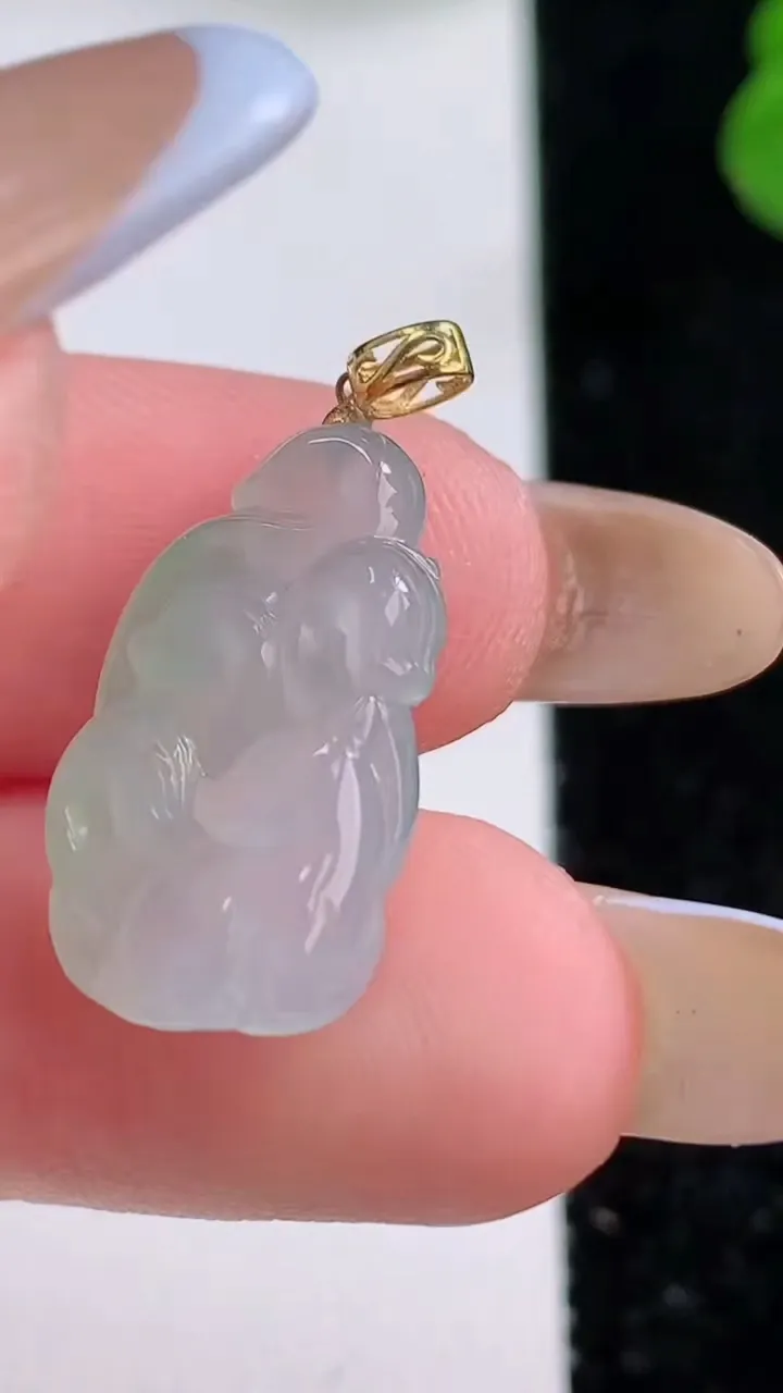 天然A货翡翠九尾狐吊坠，尺寸20-11.6-3.9，重量:2.02g
11月17日