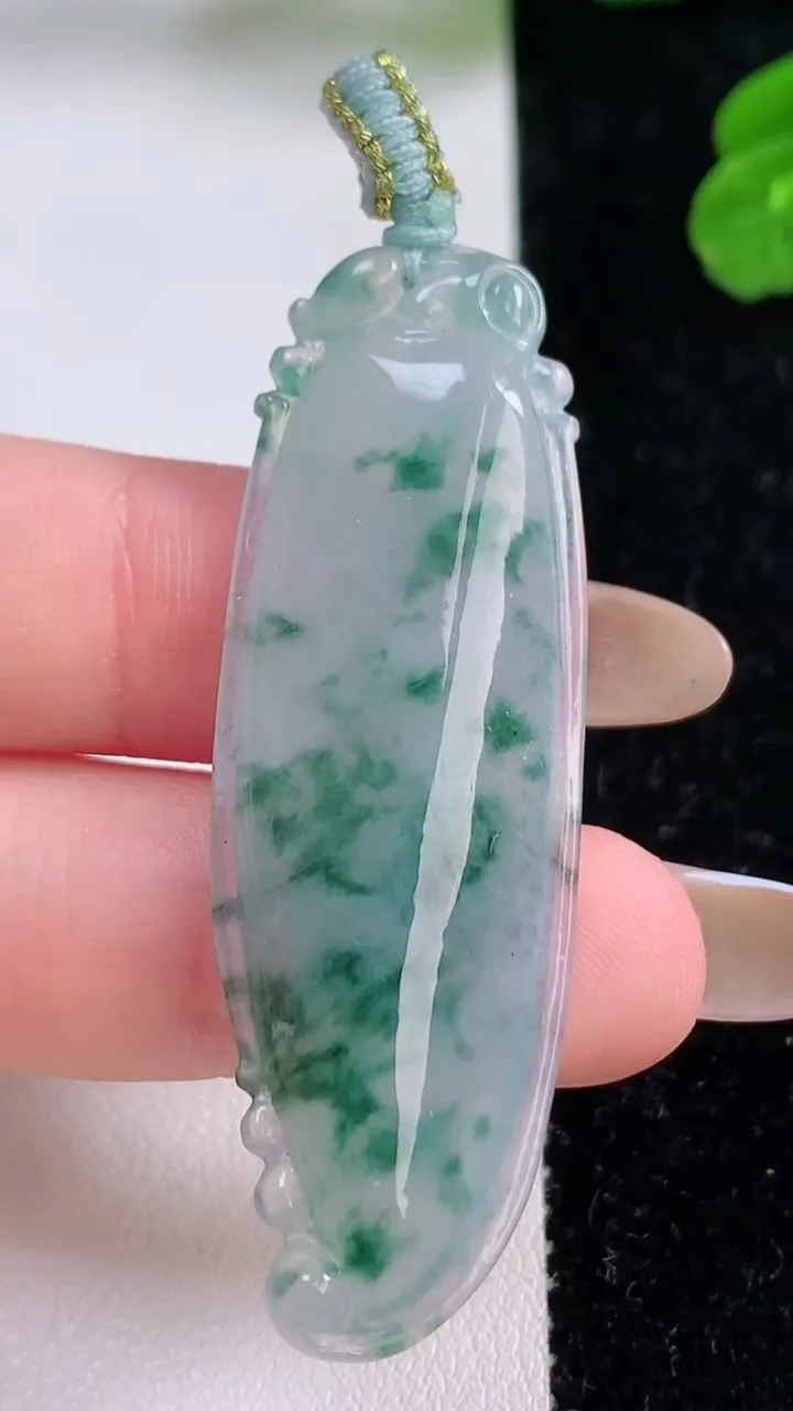 天然A货翡翠冰种飘花福瓜吊坠，尺寸52.8-17-6.2，重量:9.93g
11月17日