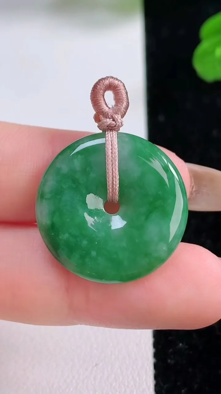 天然A货翡翠平安扣吊坠，尺寸22.7-3.5，重量:4.56g
11月17日