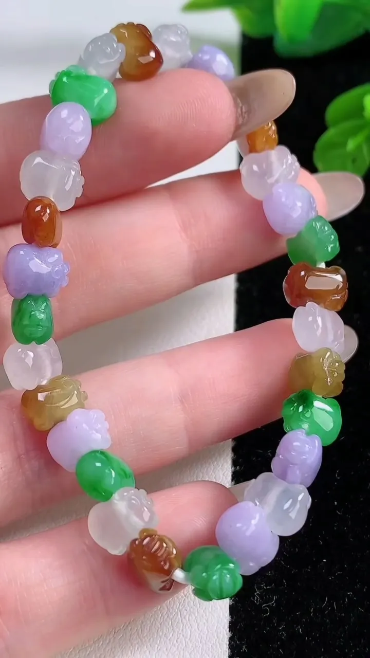 天然A货翡翠三彩生肖猪手串，尺寸8.6-5.9-5.5-30颗，重量:14.61g11月17日
工厂直销收藏佳品,种好水足，色泽均匀，有种有色，上手高大气！