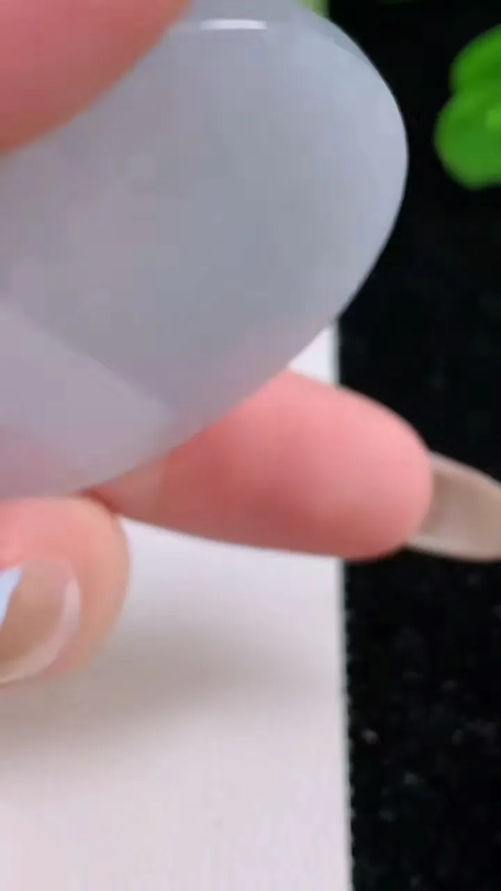 天然A货翡翠无事牌吊坠，尺寸43.3-3.8，重量:19.12g
11月17日