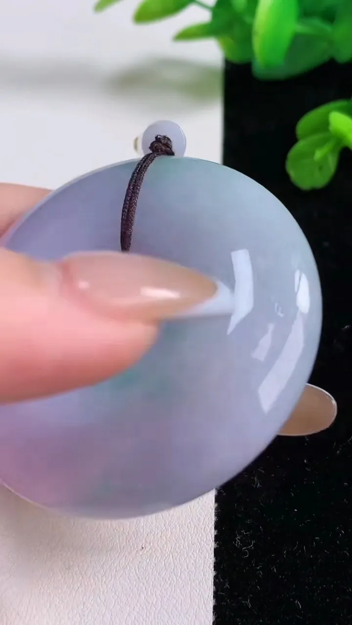 天然A货翡翠春带彩紫罗兰平安扣吊坠，尺寸52.7-14，重量:77.66g
11月17日