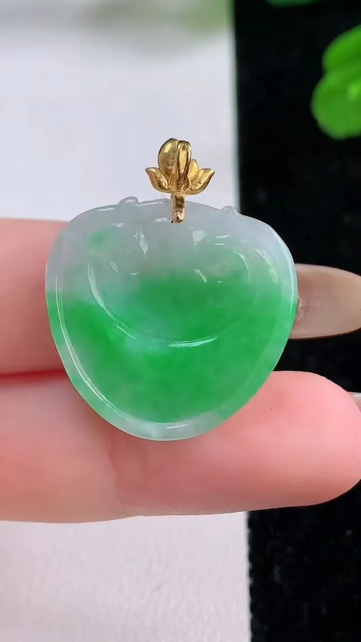 天然A货翡翠如意头吊坠，尺寸23-23.4-4，重量:4.50g
11月17日