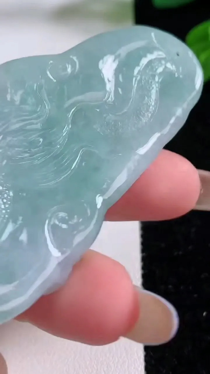 天然A货翡翠龙牌吊坠，尺寸70-37.7-9.8，重量:45.11g
11月17日