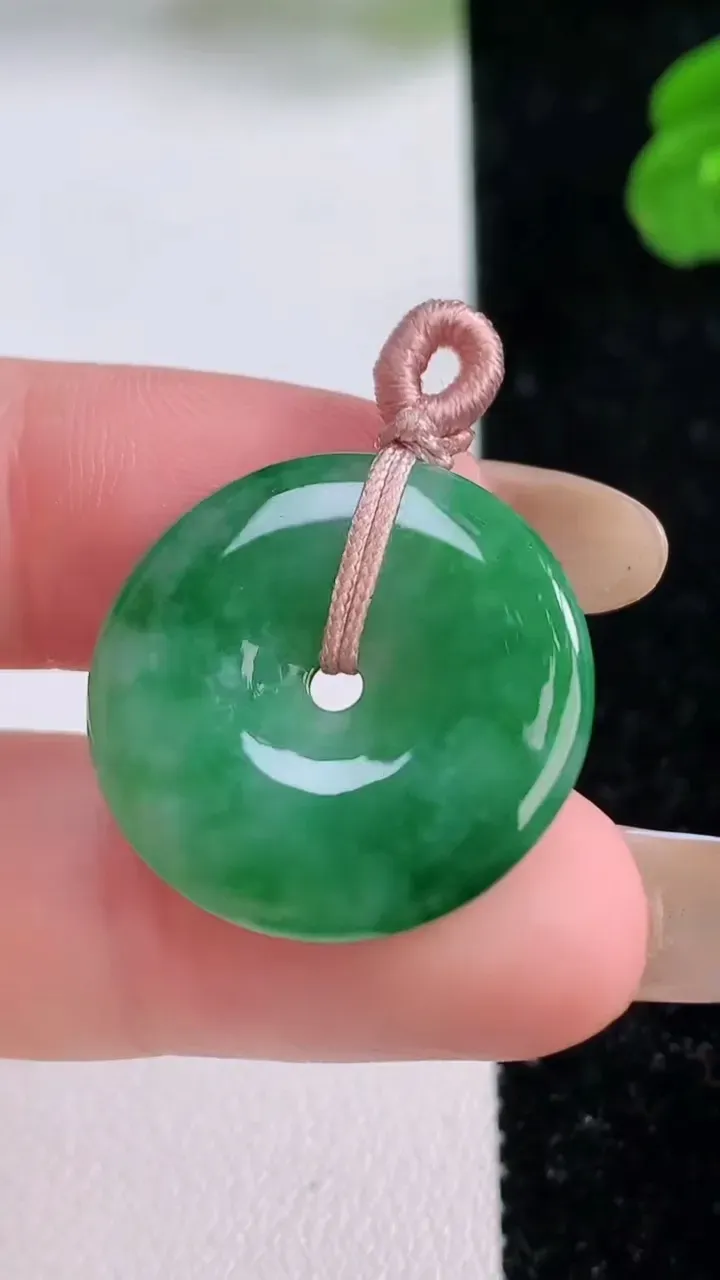 天然A货翡翠平安扣吊坠，尺寸22.7-3.5，重量:4.56g
11月17日