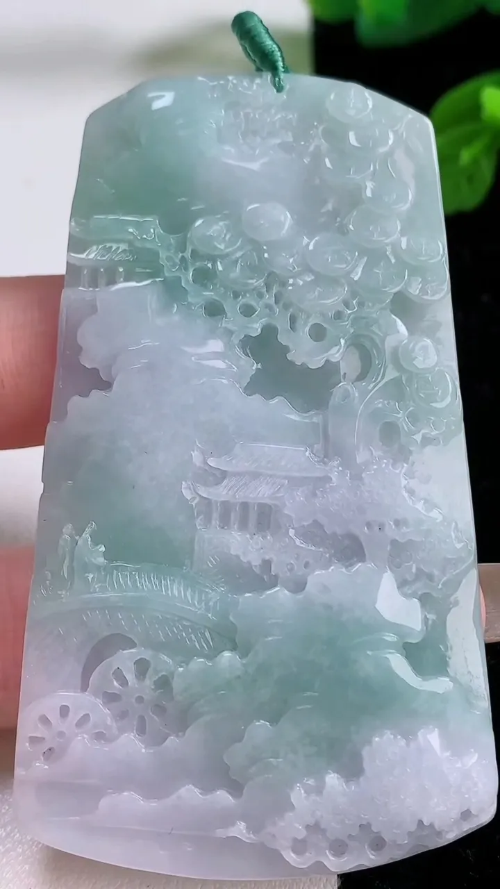 天然A货翡翠山水牌吊坠，尺寸70.8-40.8-5.2，重量:34.07g
11月17日