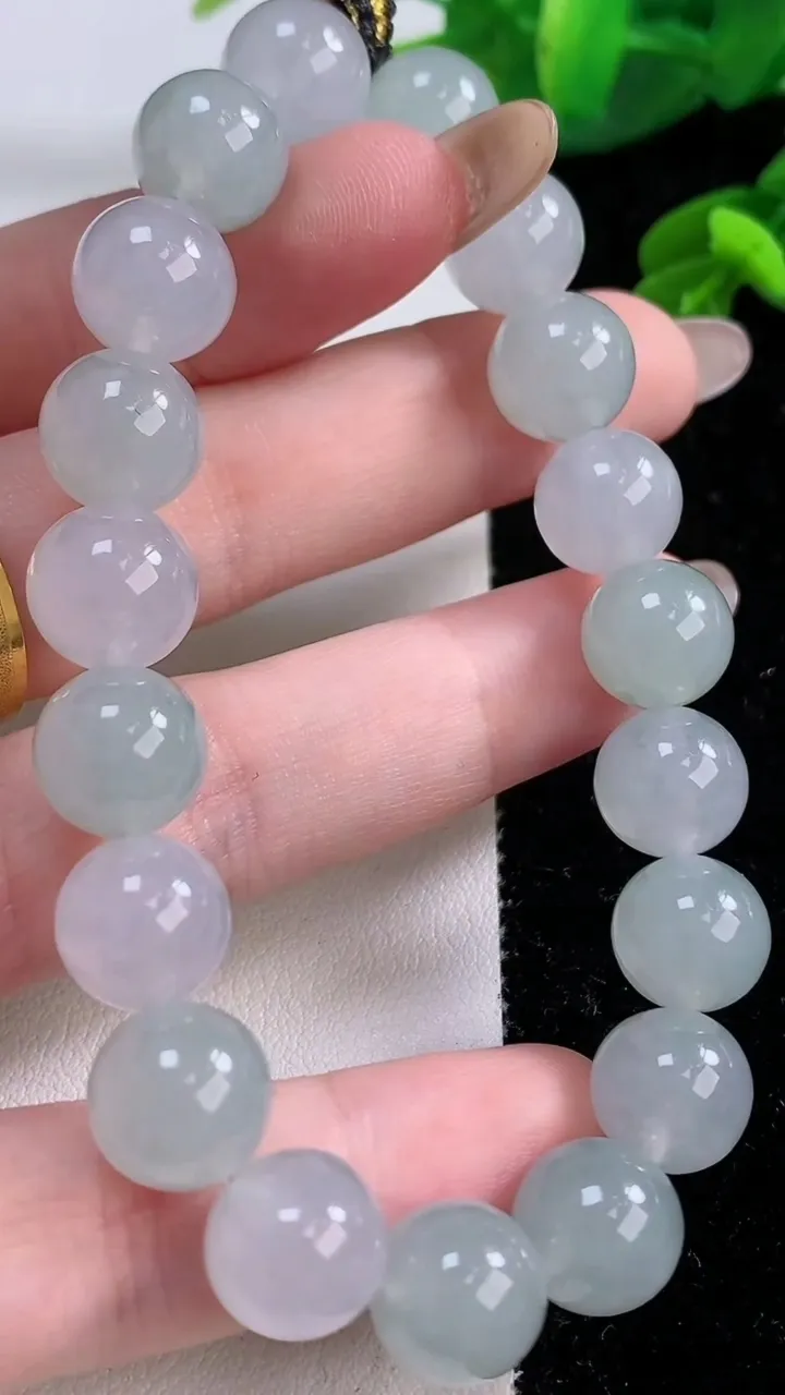 天然A货翡翠圆珠手串，尺寸10.4-19颗，重量:37.81g11月17日
工厂直销收藏佳品,种好水足，色泽均匀，有种有色，上手高大气！