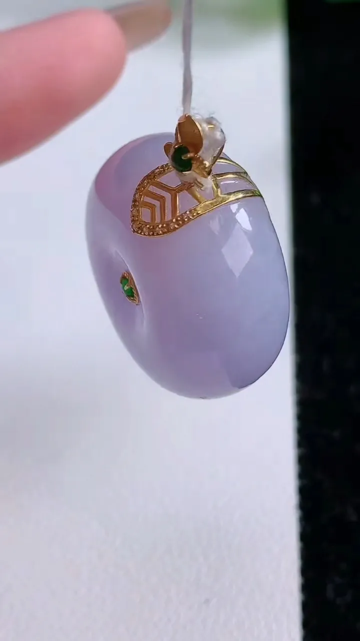 天然A货翡翠18K金紫罗兰平安扣吊坠，尺寸25-12.7，重量:17.64g
11月17日