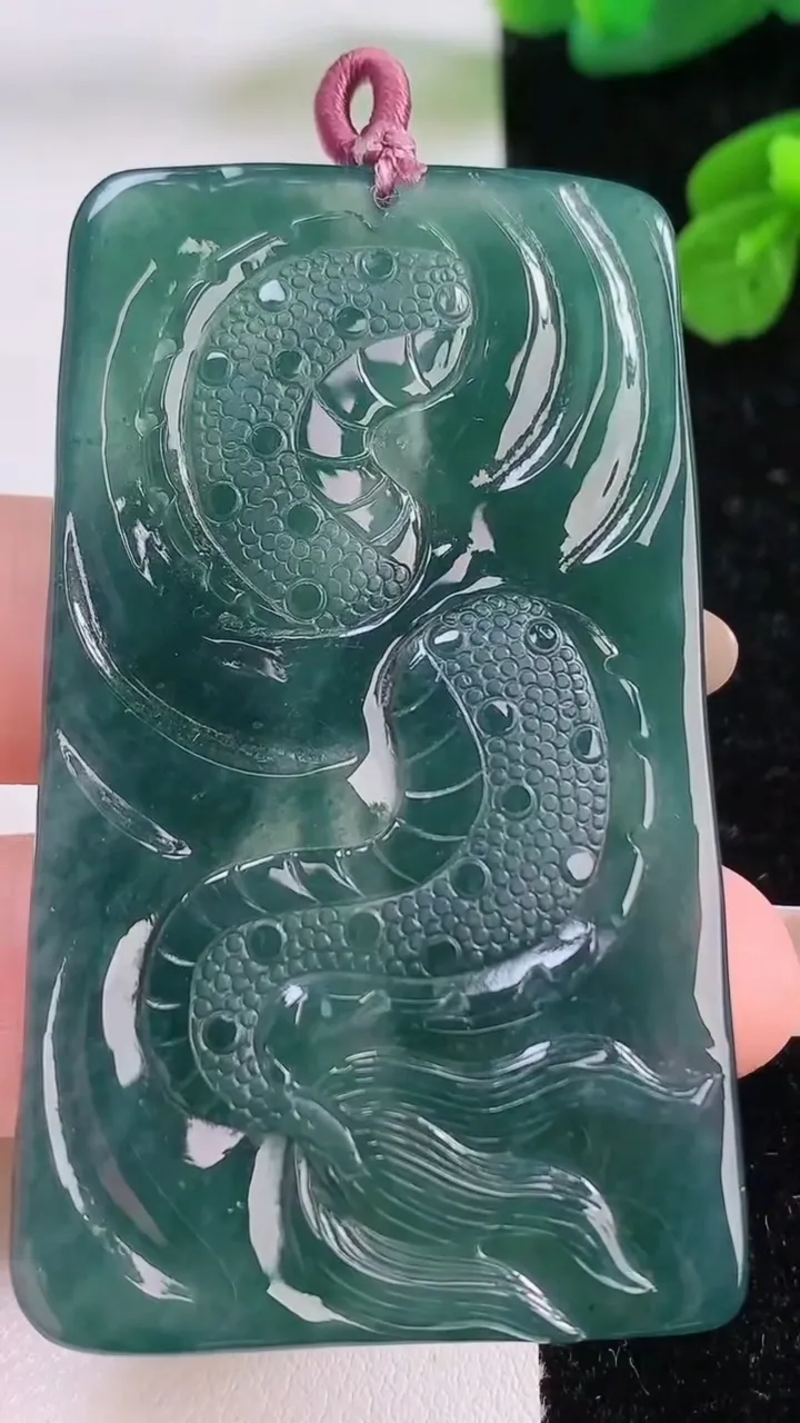 天然A货翡翠蓝水祥龙大势至菩萨吊坠，尺寸62.3-37-7，重量:35.02g
11月17日