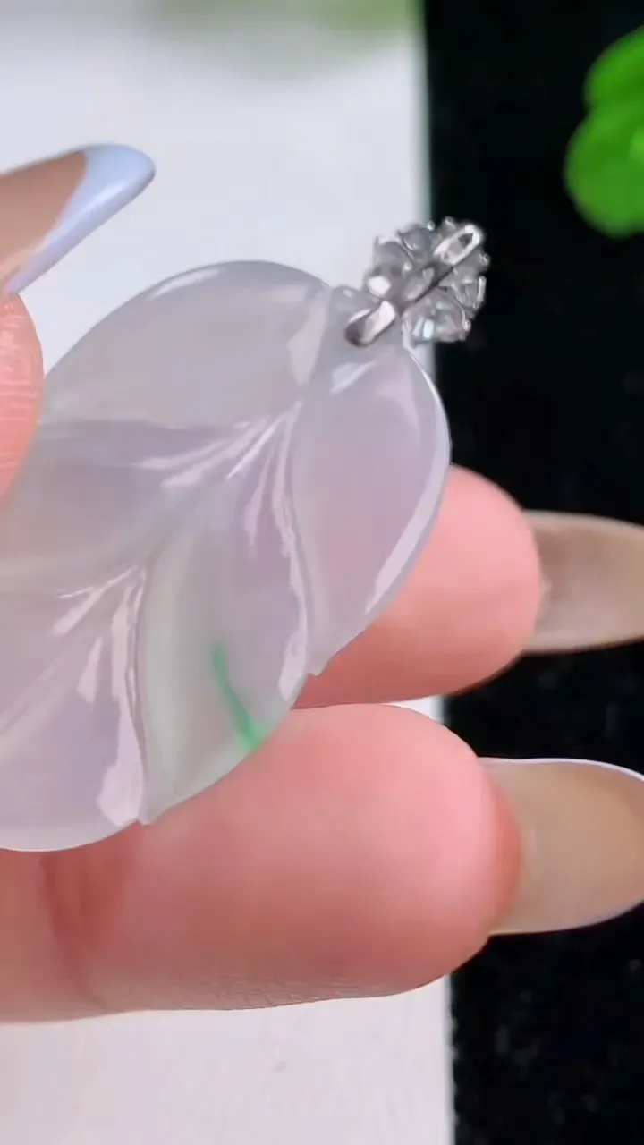 天然A货翡翠金枝玉叶 叶子吊坠，尺寸32-19.3-3.7，重量:5.34g
11月17日