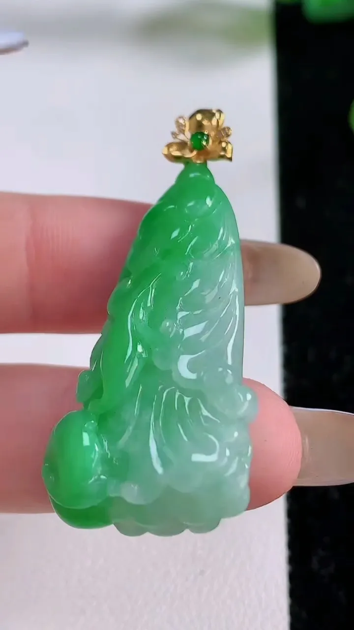 天然A货翡翠白菜吊坠，尺寸37.6-19.5-7，重量:9.81g
11月17日