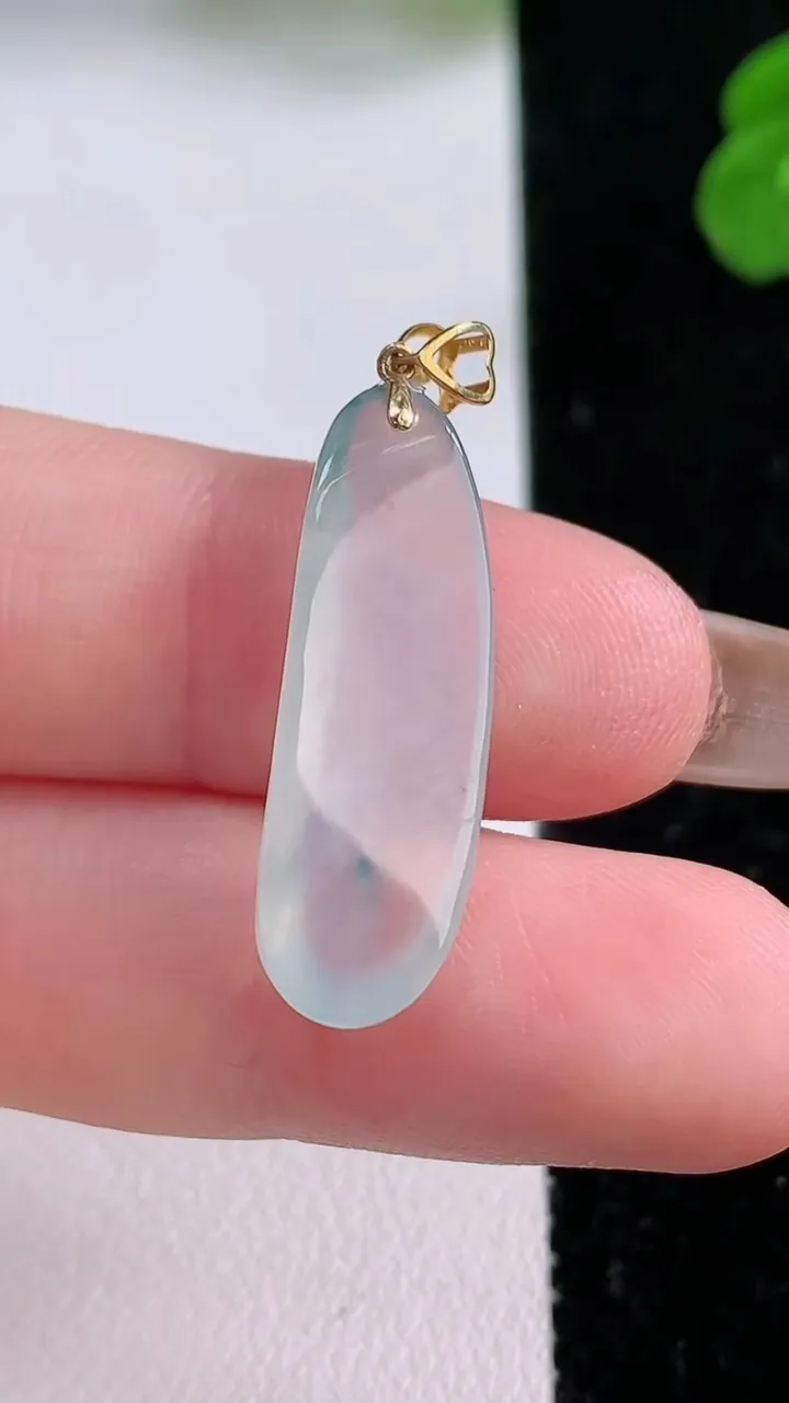 天然A货翡翠种飘花悟道吊坠，尺寸27-8.7-4.9，重量:2.14g
11月17日