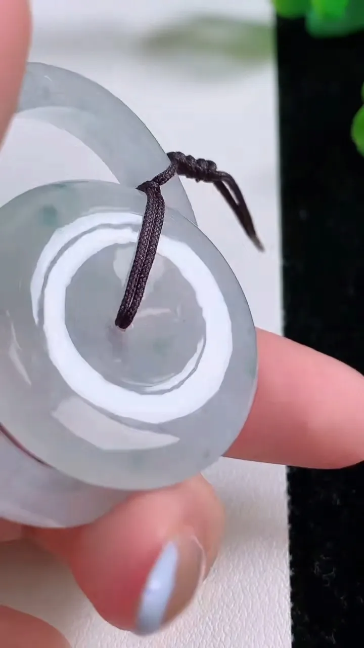 天然A货翡翠飘花母子平安扣吊坠，尺寸44.4-5.7，重量:24.08g
11月17日