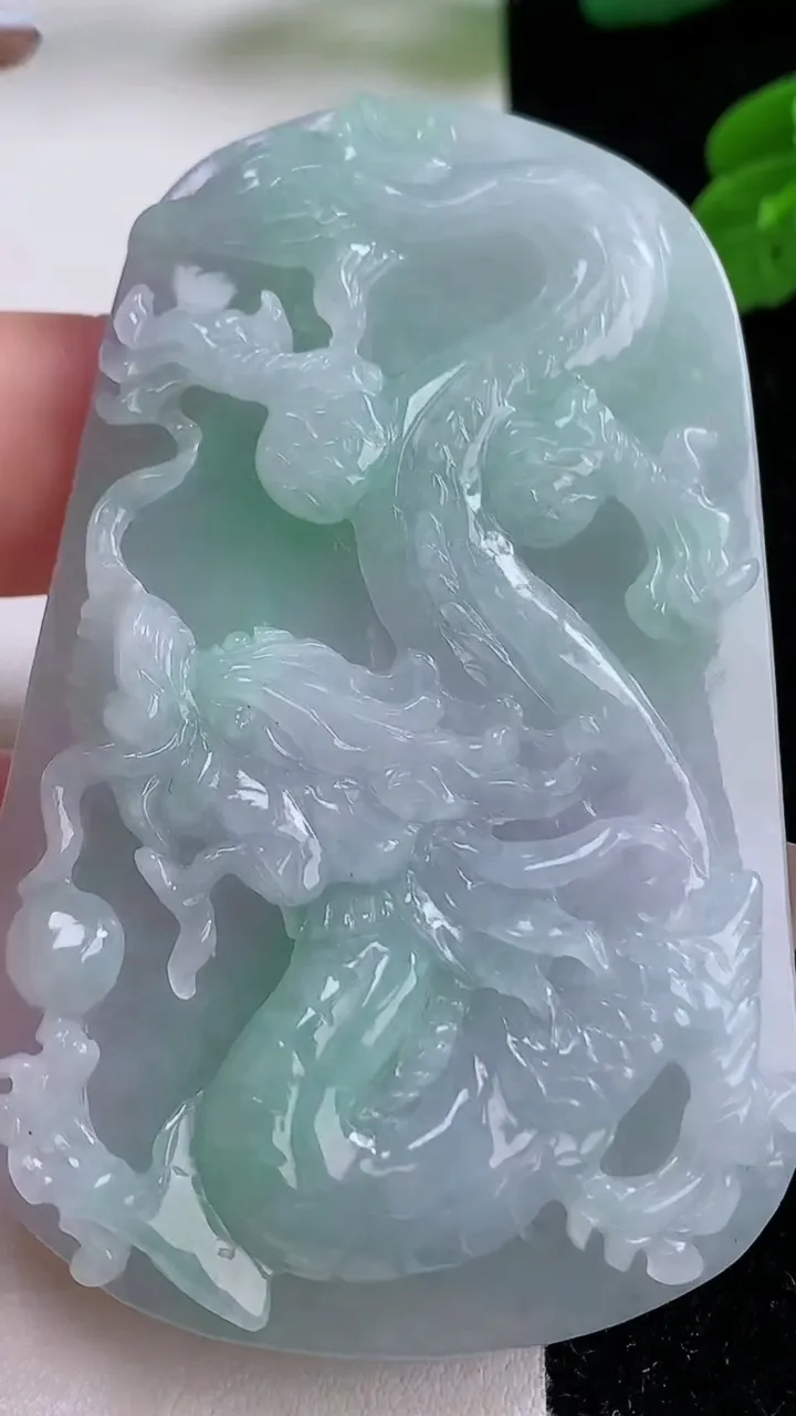 天然A货翡翠龙牌吊坠，尺寸68.6-43.4-7.5，重量:43.17g
11月17日