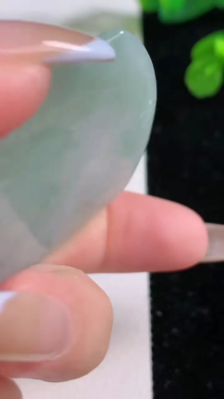 天然A货翡翠大势至菩萨吊坠，尺寸53-41.2-4.8，重量:23.55g
11月17日