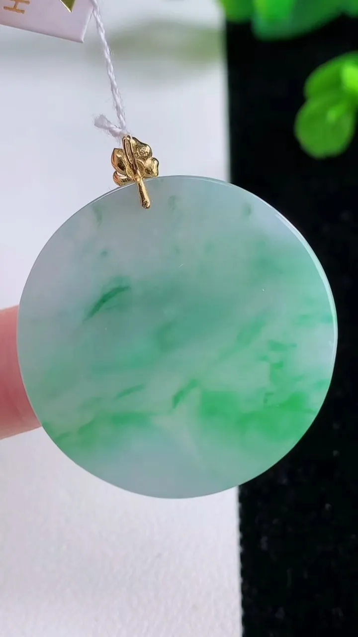 天然A货翡翠无事牌吊坠，尺寸31.3-2.3，重量:6.53g
11月17日