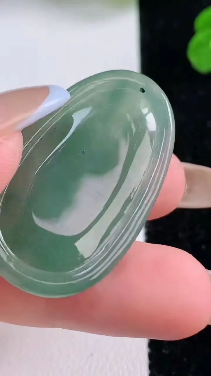 天然A货翡翠大势至菩萨吊坠，尺寸38.4-23-4.5，重量:8.04g
11月17日