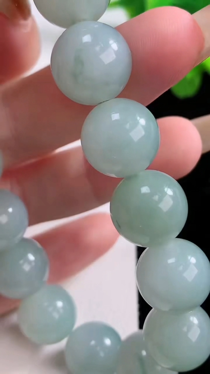 天然A货翡翠飘花圆珠手串，尺寸13-16颗，重量:62.36g11月17日
工厂直销收藏佳品,种好水足，色泽均匀，有种有色，上手高大气！