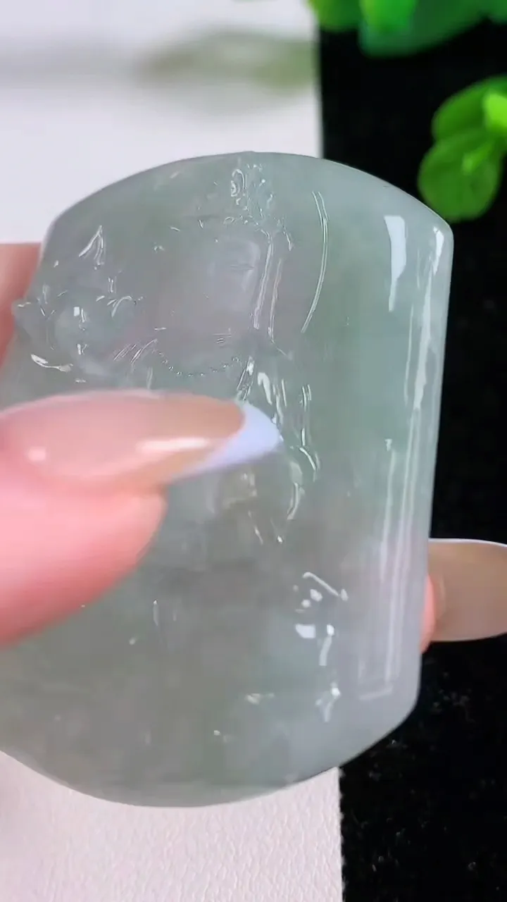 天然A货翡翠大势至菩萨吊坠，尺寸53-41.2-4.8，重量:23.55g
11月17日