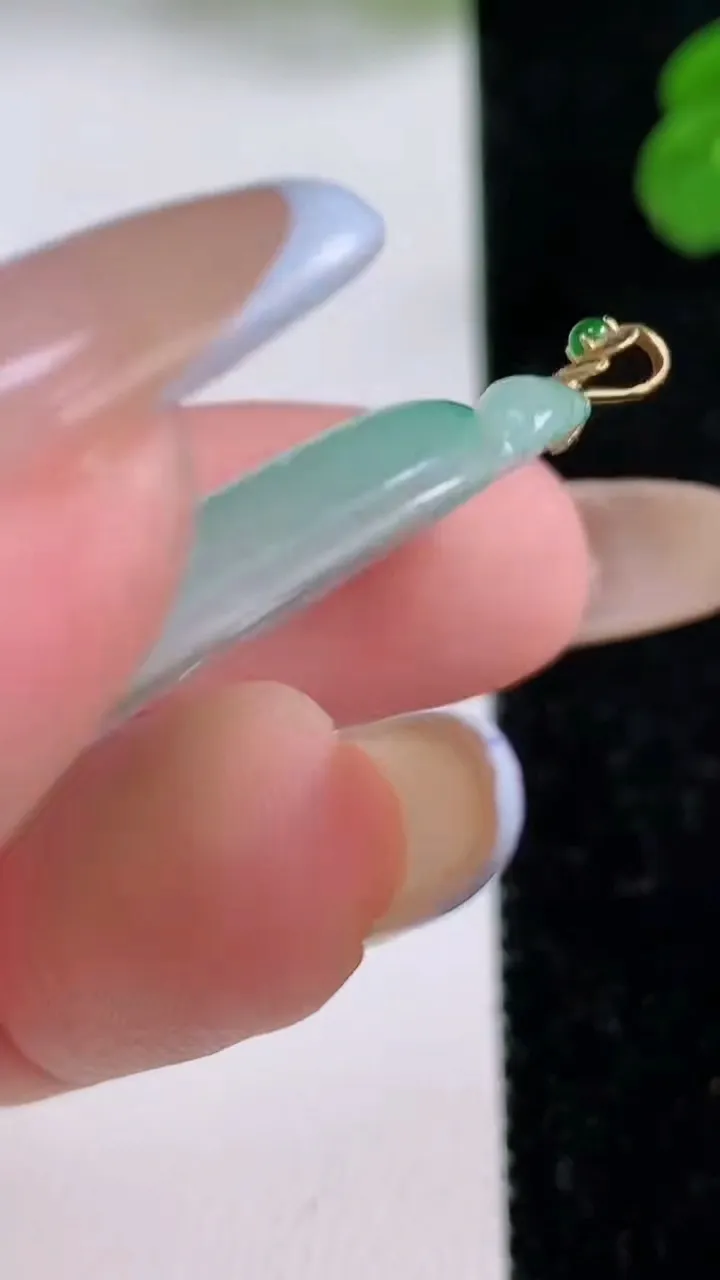 天然A货翡翠如意吊坠，尺寸33.5-21.7-4.5，重量:6.57g
11月17日
