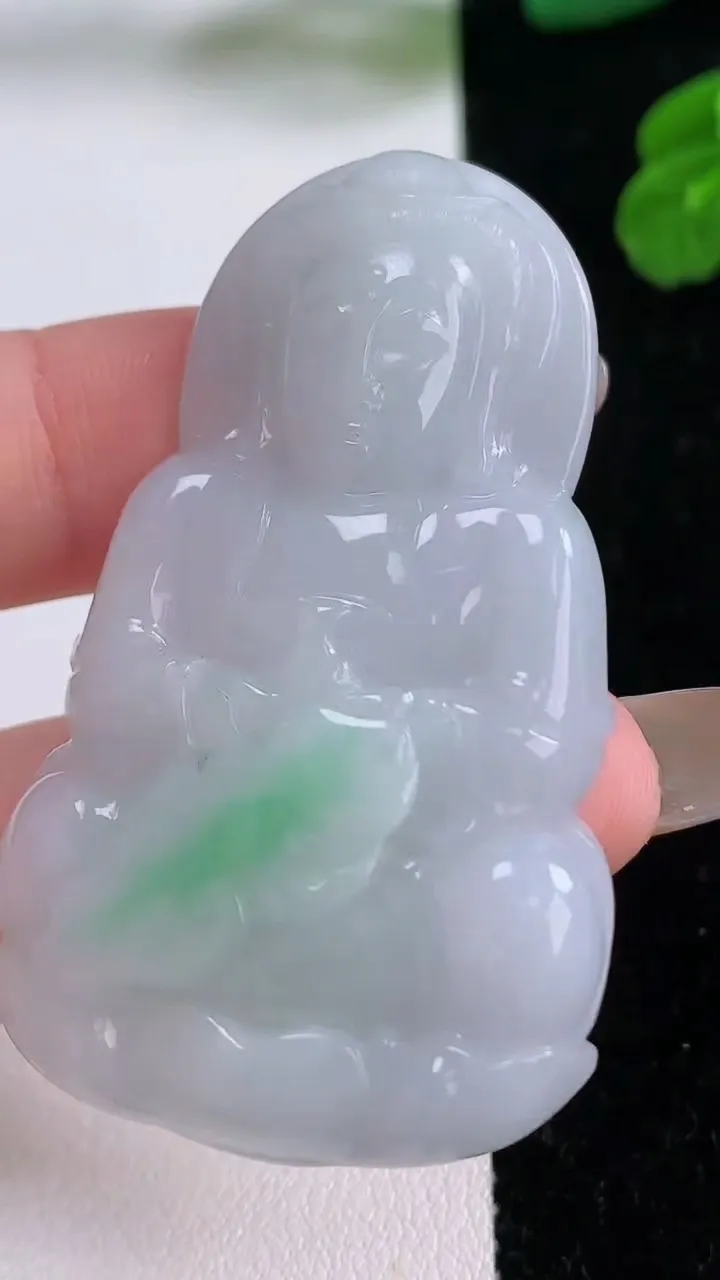 天然A货翡翠观音菩萨吊坠，尺寸52-31.7-8，重量:22.50g
11月17日