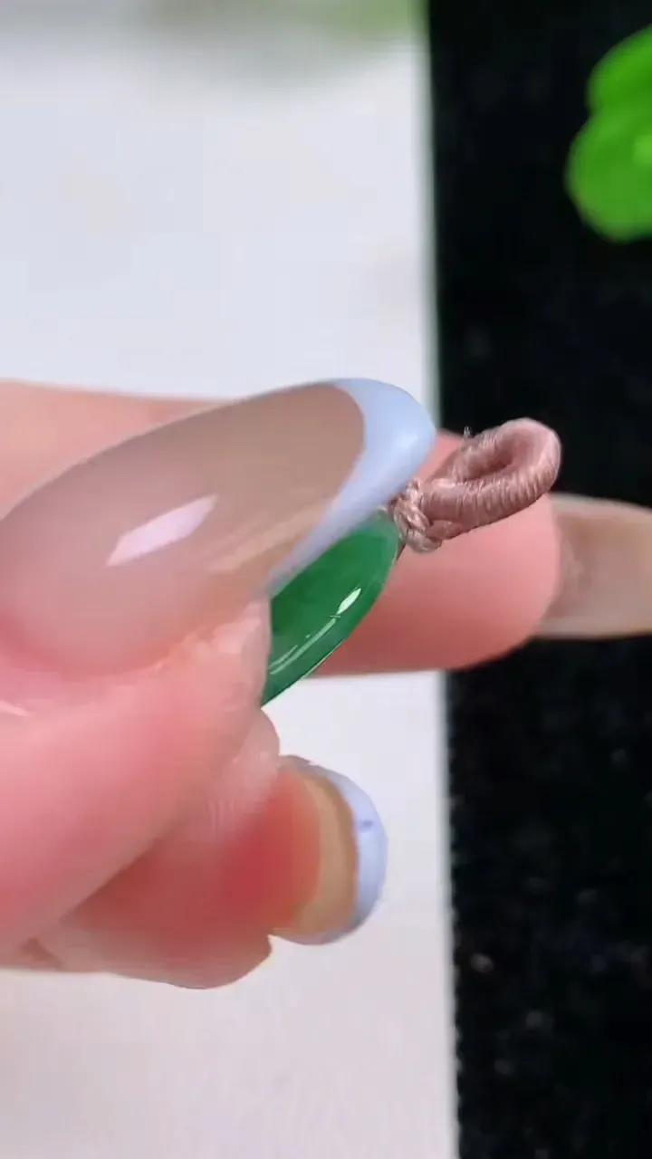 天然A货翡翠平安扣吊坠，尺寸22.7-3.5，重量:4.56g
11月17日