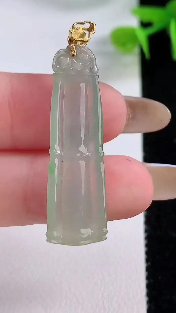 天然A货翡翠节节高升 竹节吊坠，尺寸43-11.3-4.6，重:3.83g
11月17日