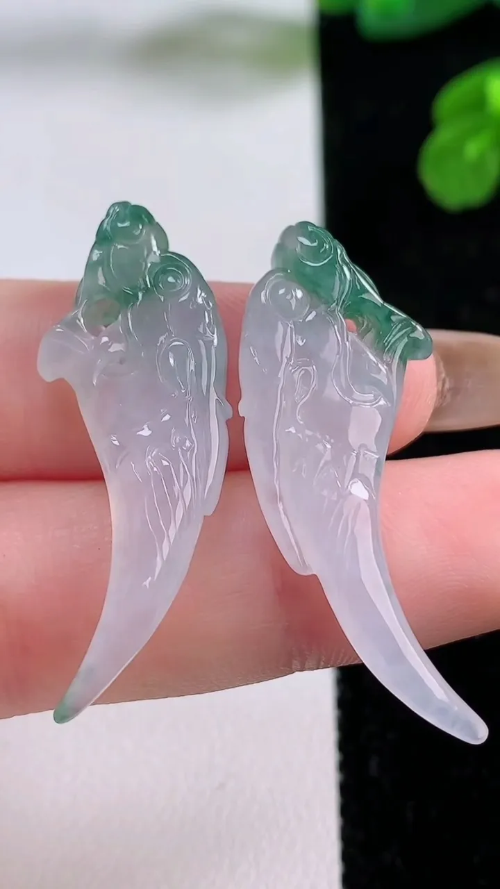 天然A货翡翠龙牙吊坠一对，尺寸37-13-4.3，重量:6.63g
11月17日