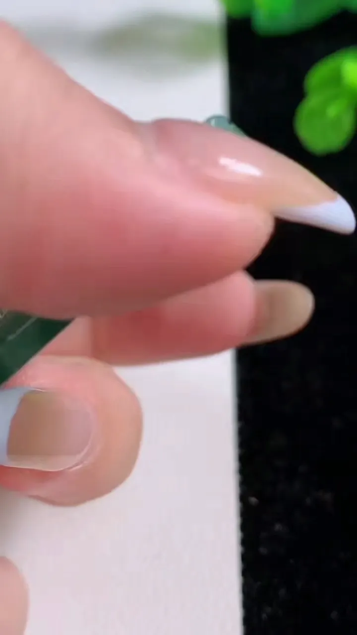 天然A货翡翠龙牌吊坠，尺寸49.3-46.5-4.2，重量:22.37g
11月17日