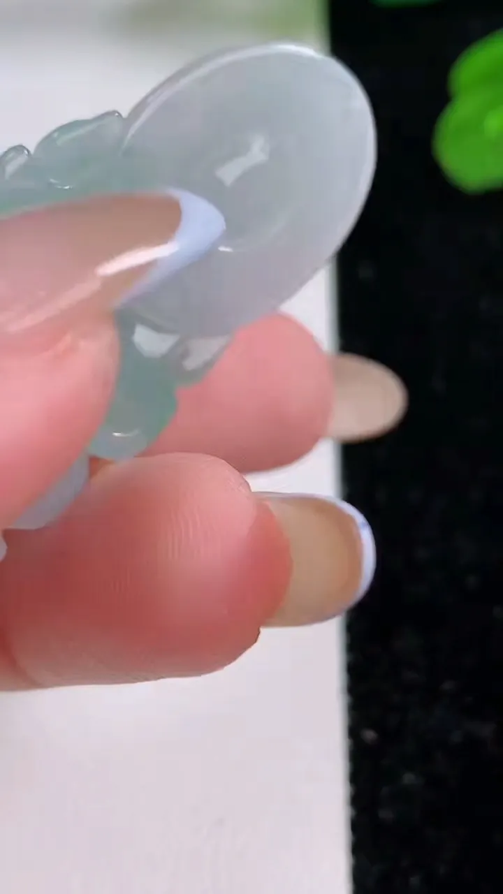 天然A货翡翠观音菩萨吊坠，尺寸53.8-23.3-4.4，重量:10.87g
11月17日