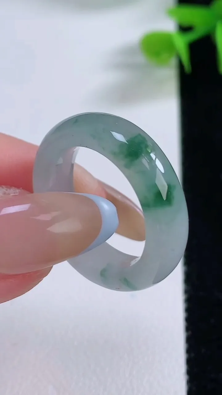 天然A货翡翠指环戒指，尺寸17.6-6.5-4.3，重:5.80g2025年11月17日
工厂直销收
