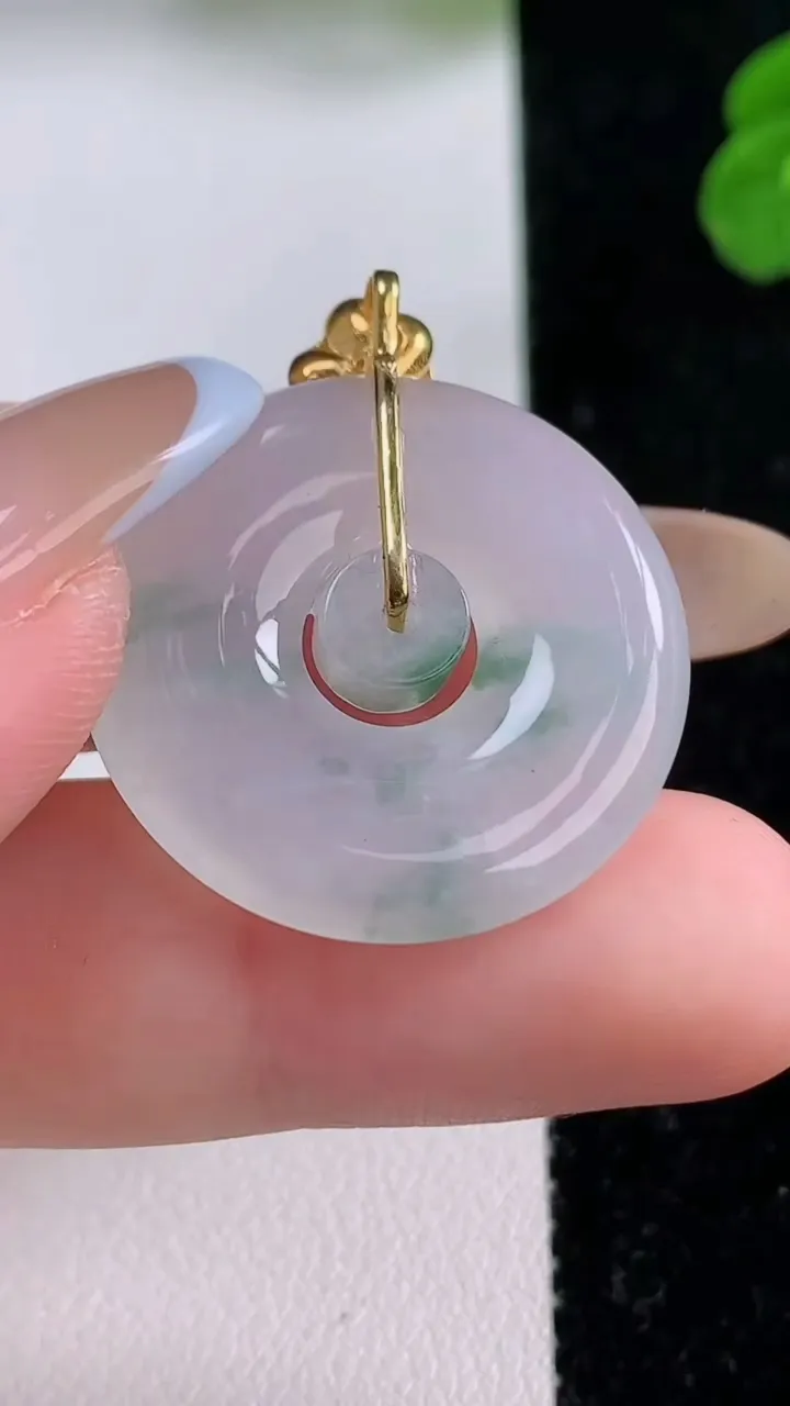 天然A货翡翠种飘花母子平安扣吊坠，尺寸25.7-4，重量:5.70g
11月17日