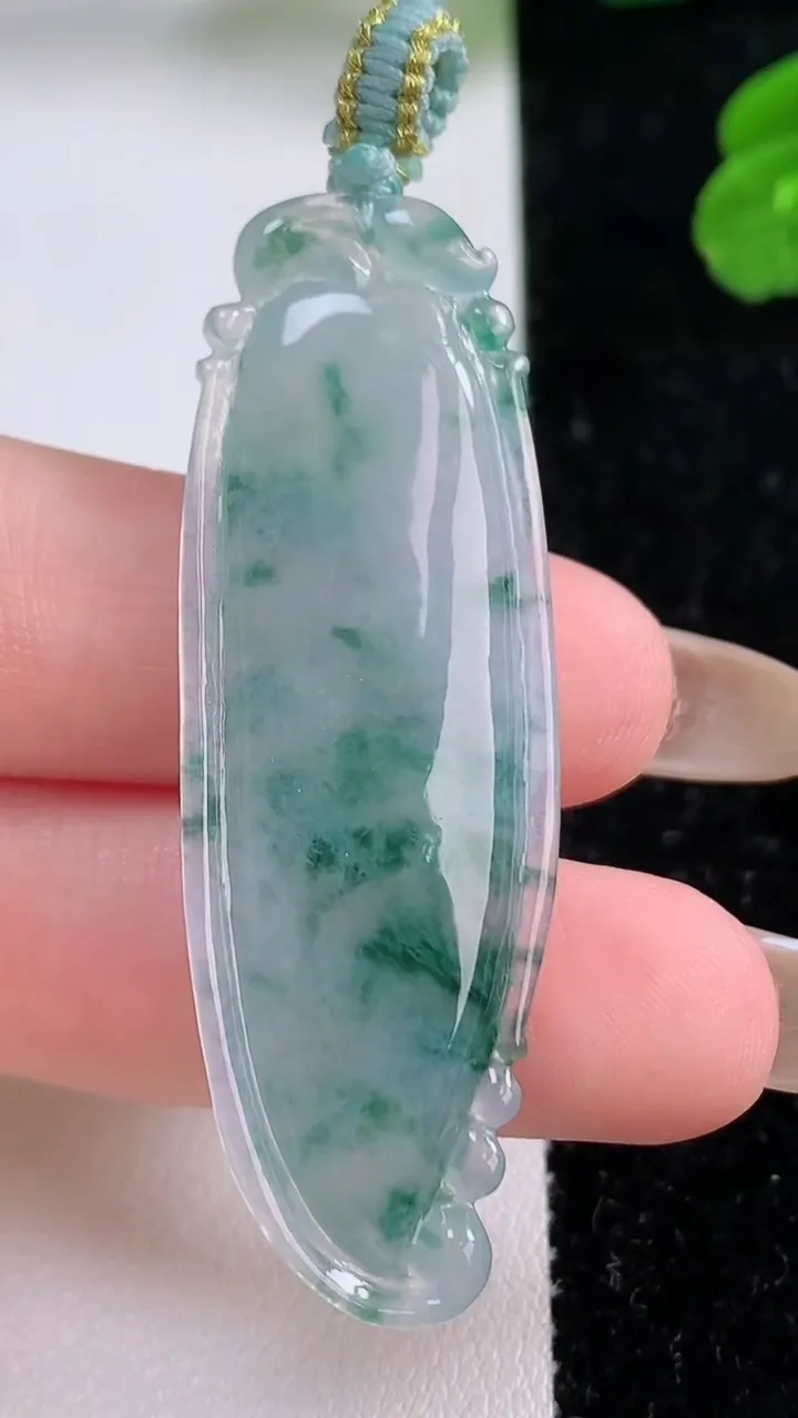 天然A货翡翠冰种飘花福瓜吊坠，尺寸52.8-17-6.2，重量:9.93g
11月17日