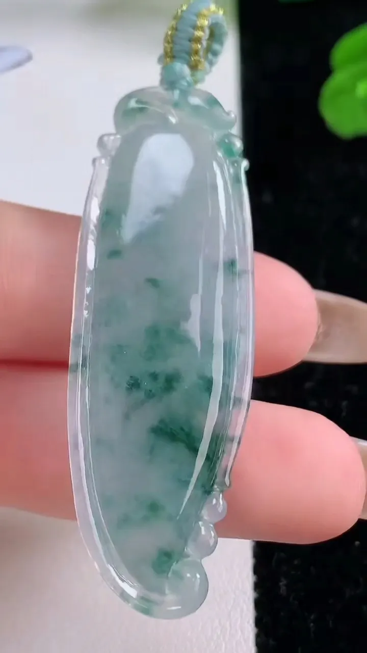 天然A货翡翠冰种飘花福瓜吊坠，尺寸52.8-17-6.2，重量:9.93g
11月17日