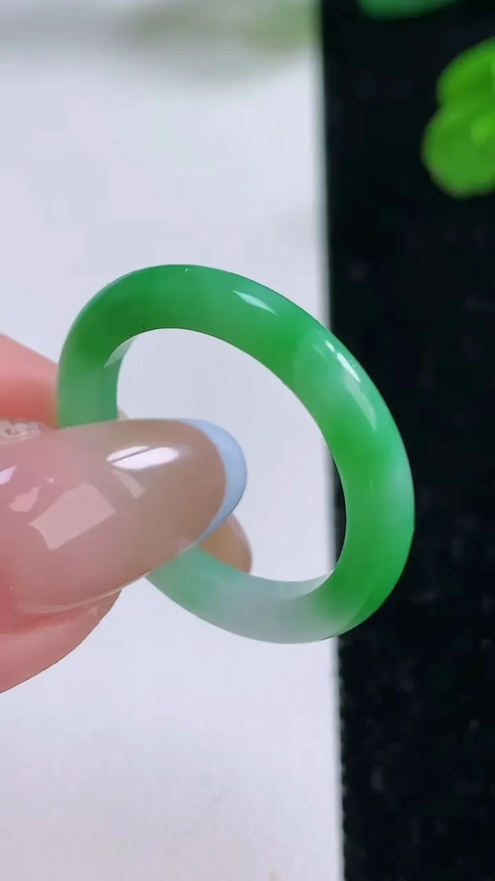 天然A货翡翠指环戒指，尺寸19.4-2.9-3，重量:2.47g2025年11月17日
工厂直销收藏佳品,种好水足，色泽均匀，有种有色，上手高大气！