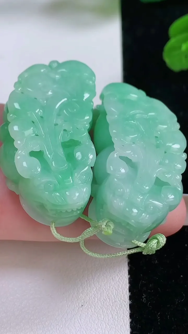 天然A货翡翠貔貅吊坠一对，尺寸38.2-20.6-11.3，重量:41.74g
11月17日