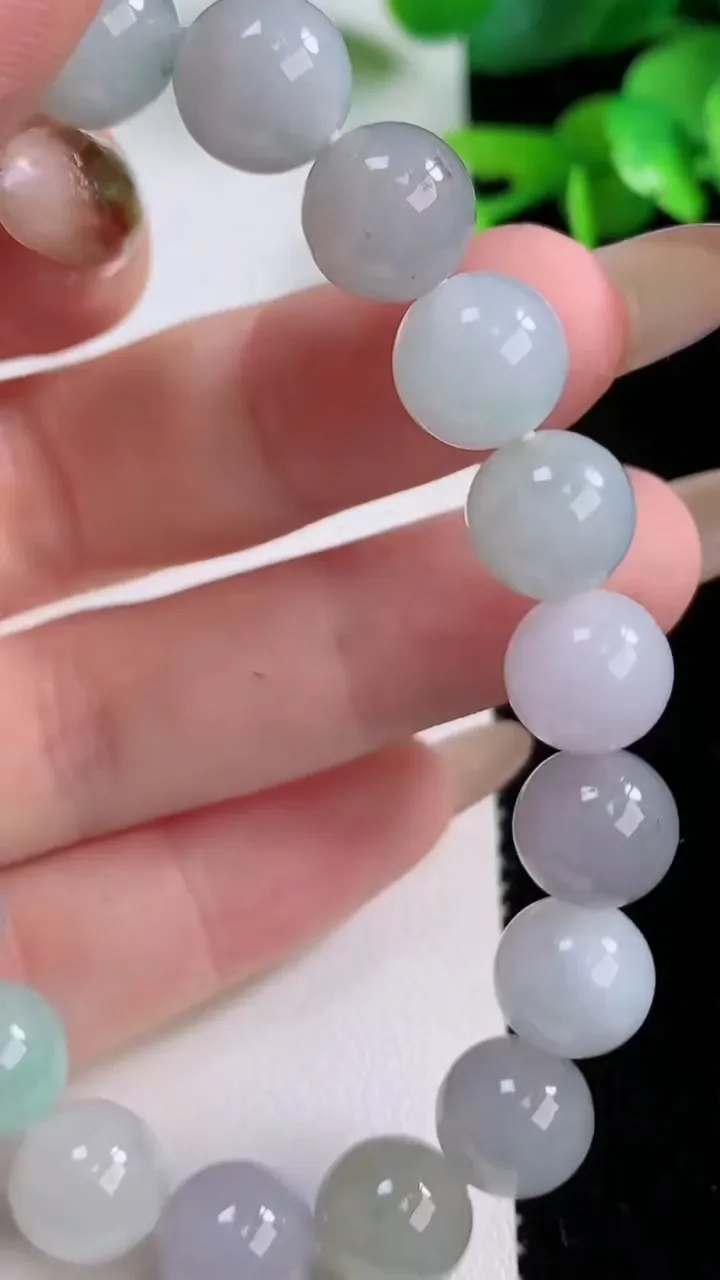 天然A货翡翠圆珠手串，尺寸10-19颗，重:32.51g11月17日
工厂直销收藏佳品,种好水足，色泽均匀，有种有色，上手高大气！