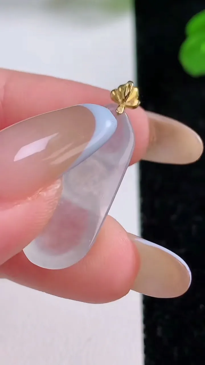 天然A货翡翠种白冰福豆吊坠，尺寸24.8-10.8-4.7，重量:2.87g
11月17日