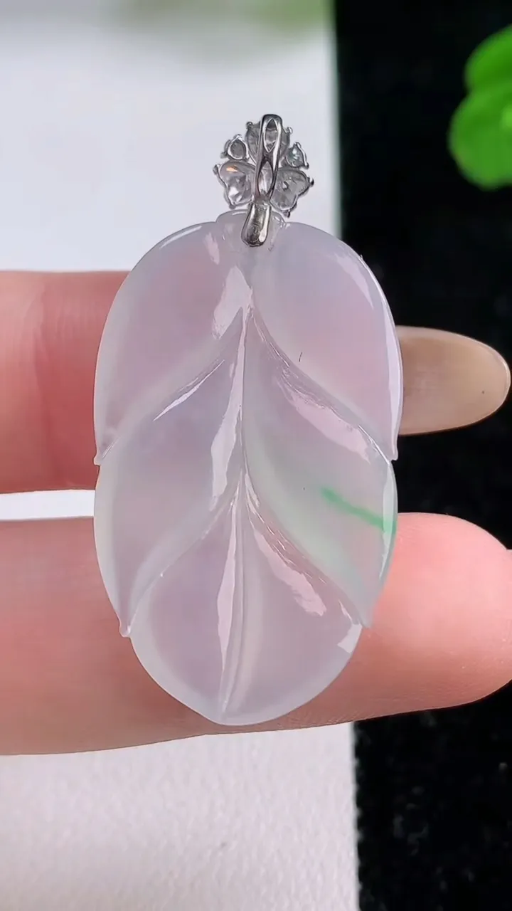 天然A货翡翠金枝玉叶 叶子吊坠，尺寸32-19.3-3.7，重量:5.34g
11月17日