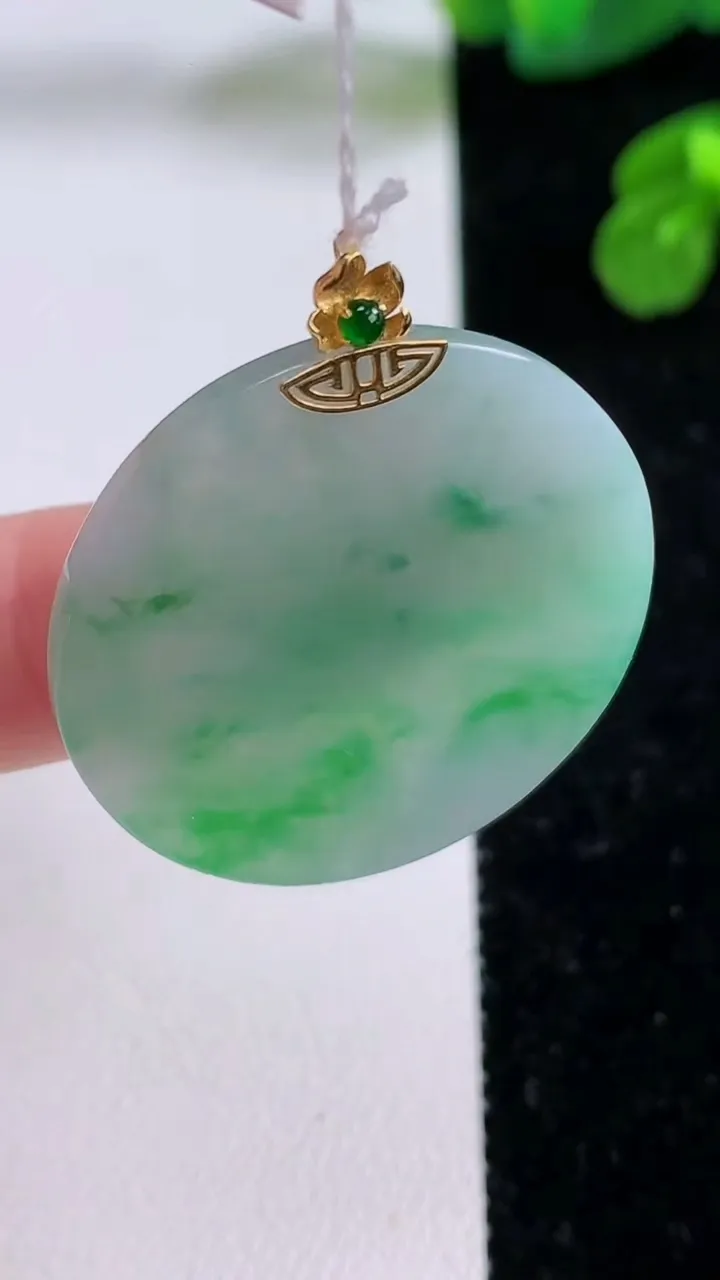 天然A货翡翠无事牌吊坠，尺寸31.3-2.3，重量:6.53g
11月17日