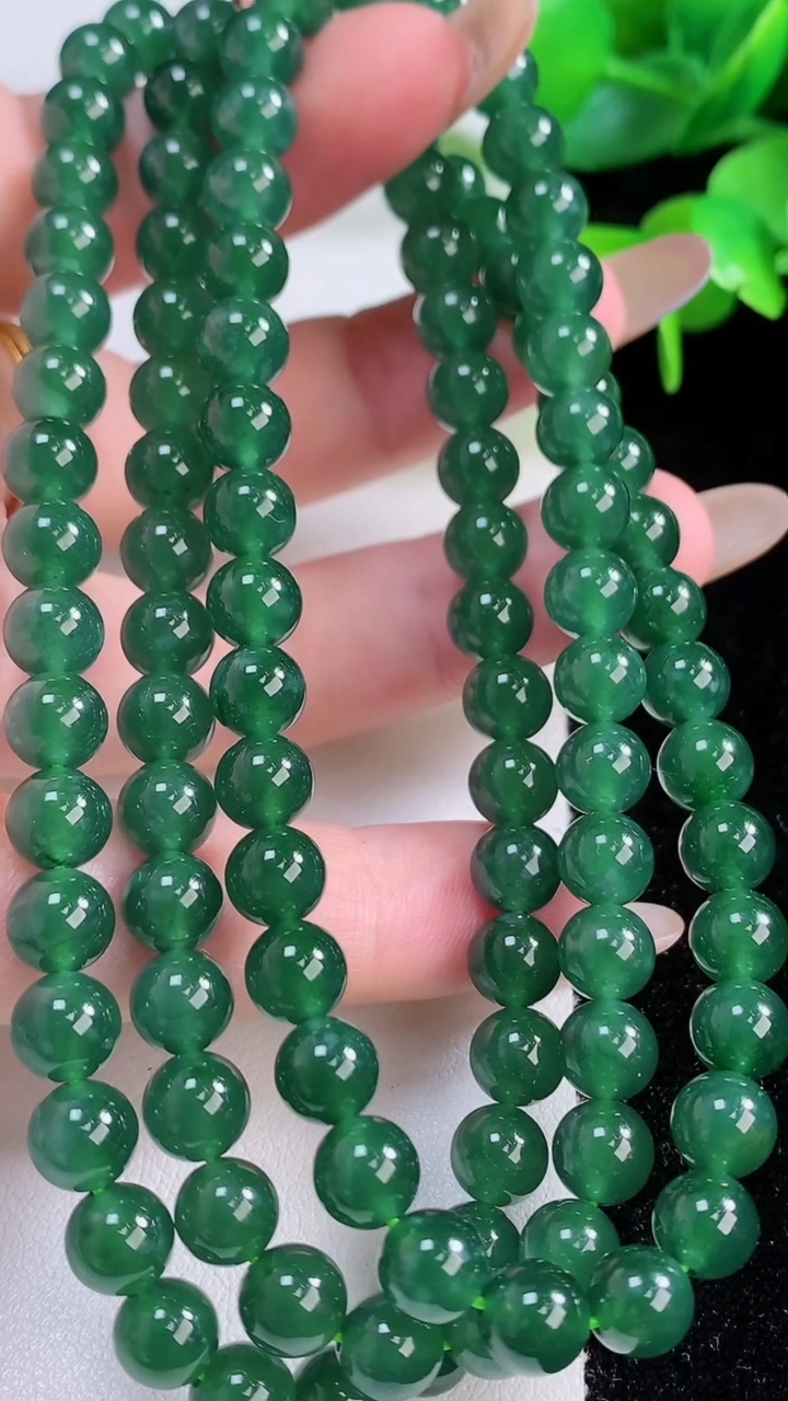 天然A货翡翠圆珠项链，尺寸6.6-108颗，重:56.96g
11月17日