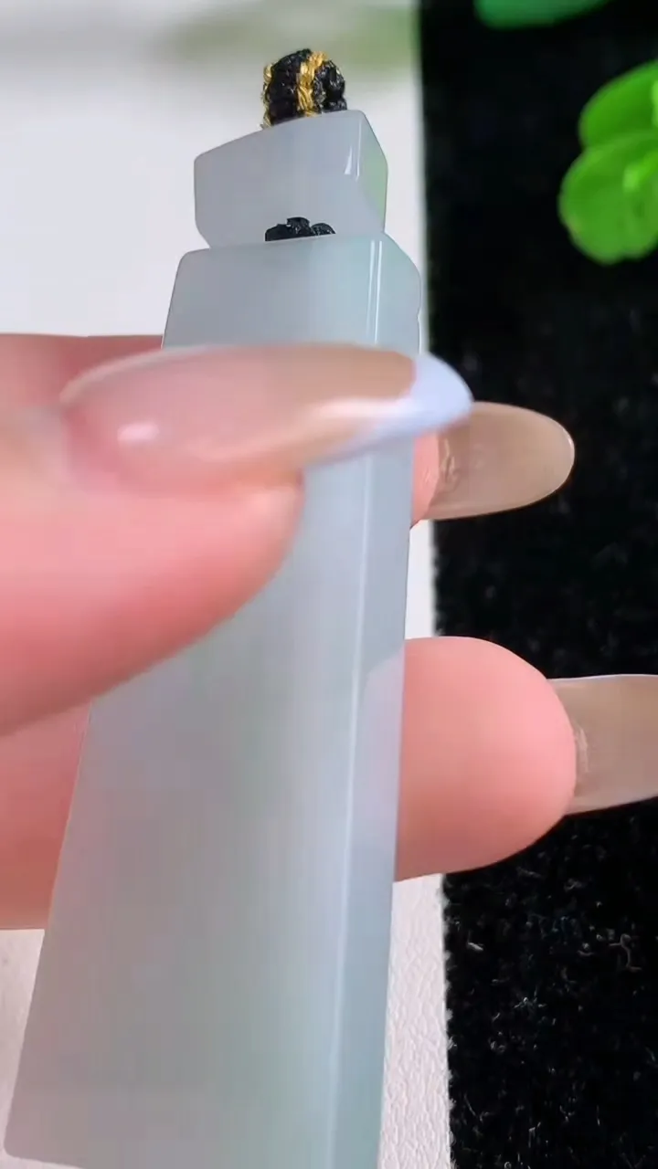 天然A货翡翠无事牌吊坠，尺寸51.8-18.7-6.2，重量:19.47g
11月17日